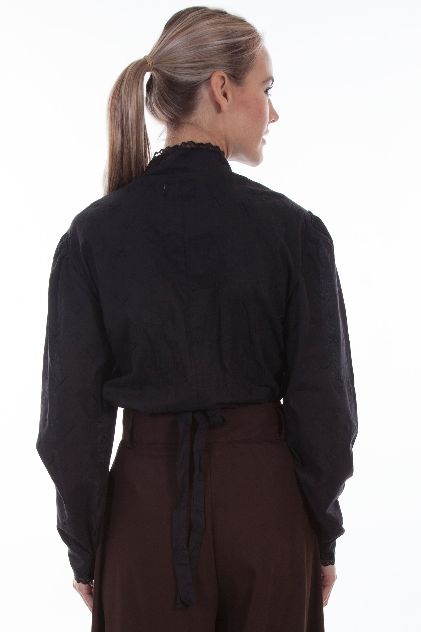 Svart blus med spets. .