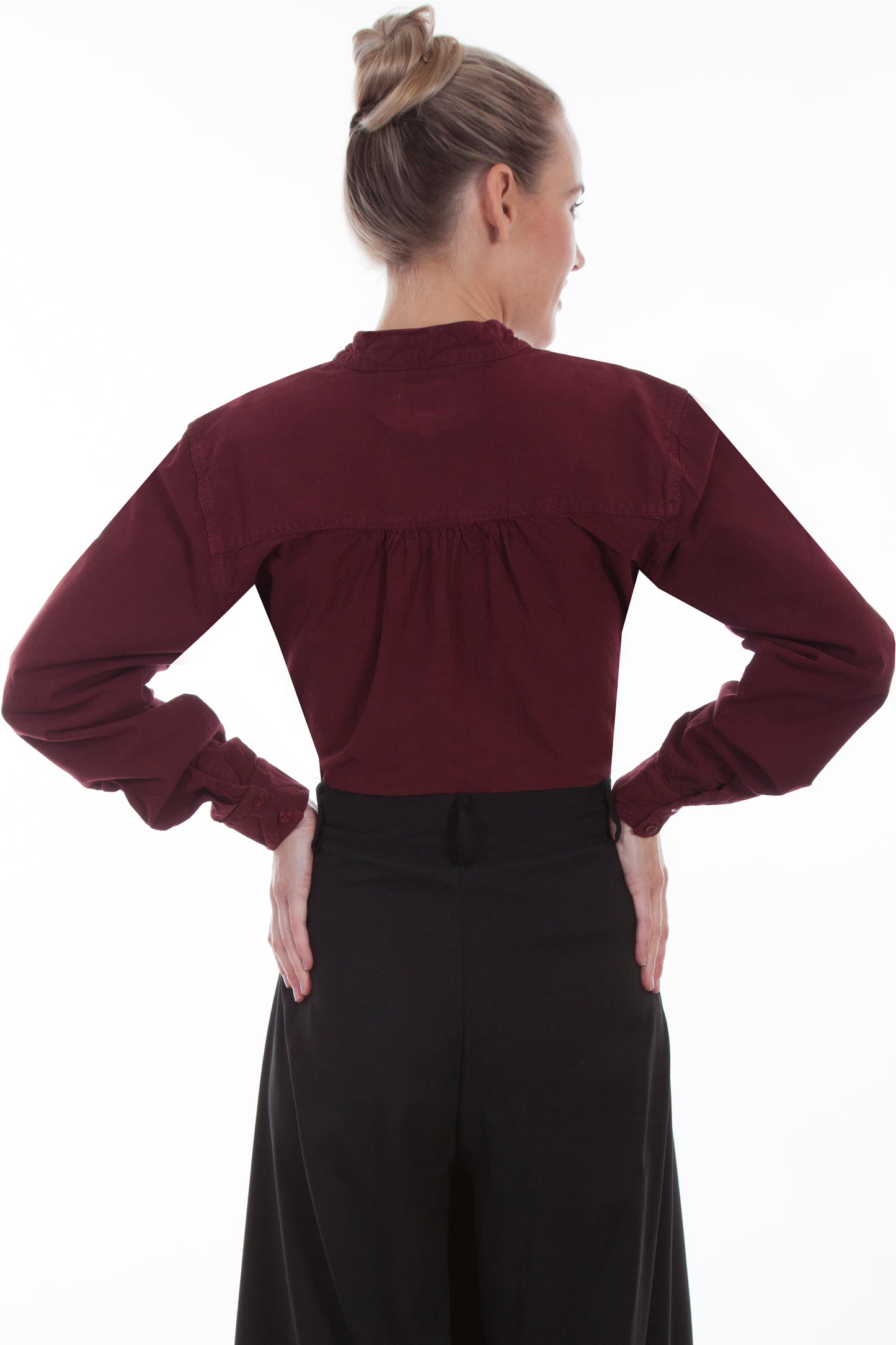 Vinröd Paisley Blus i Bib stil